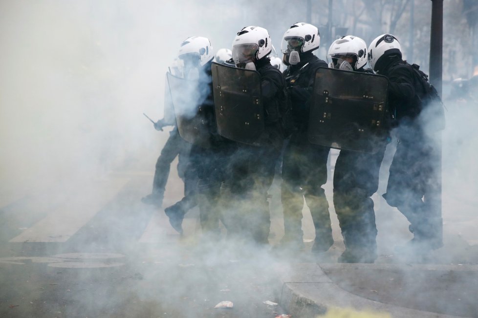 Ve Francii proti reformě důchodů protestovalo přes 500 tisíc lidí (5. 12. 2019)