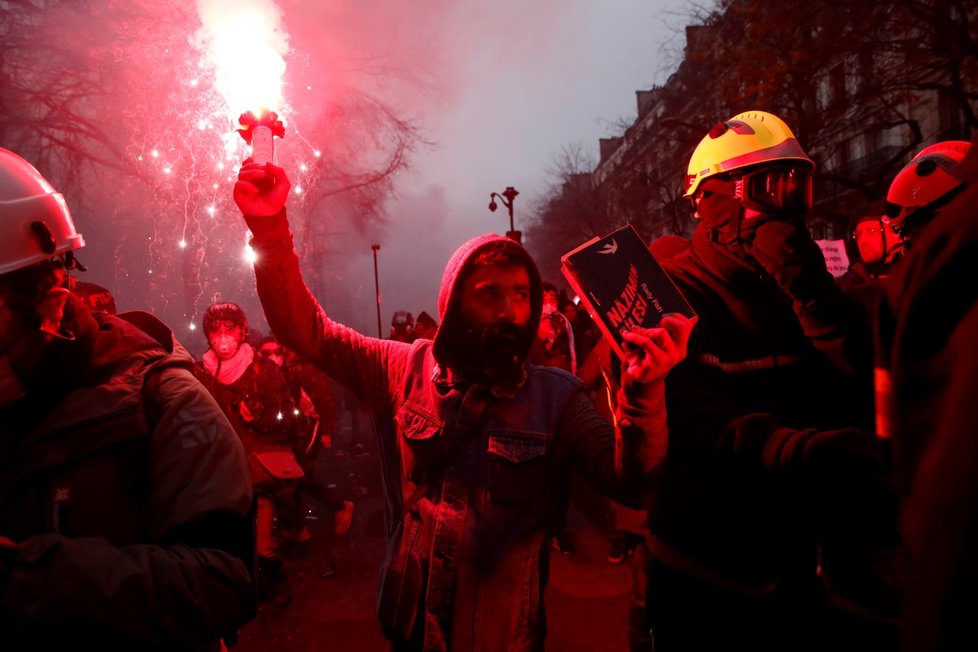 Ve Francii proti reformě důchodů protestovalo přes 500 tisíc lidí (5. 12. 2019)