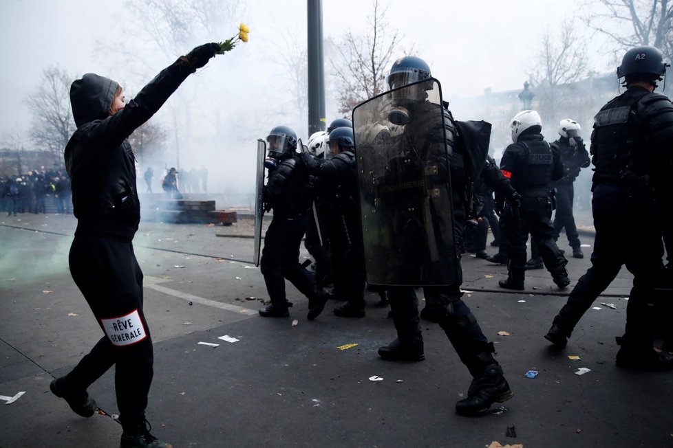 Ve Francii proti reformě důchodů protestovalo přes 500 tisíc lidí (5. 12. 2019)