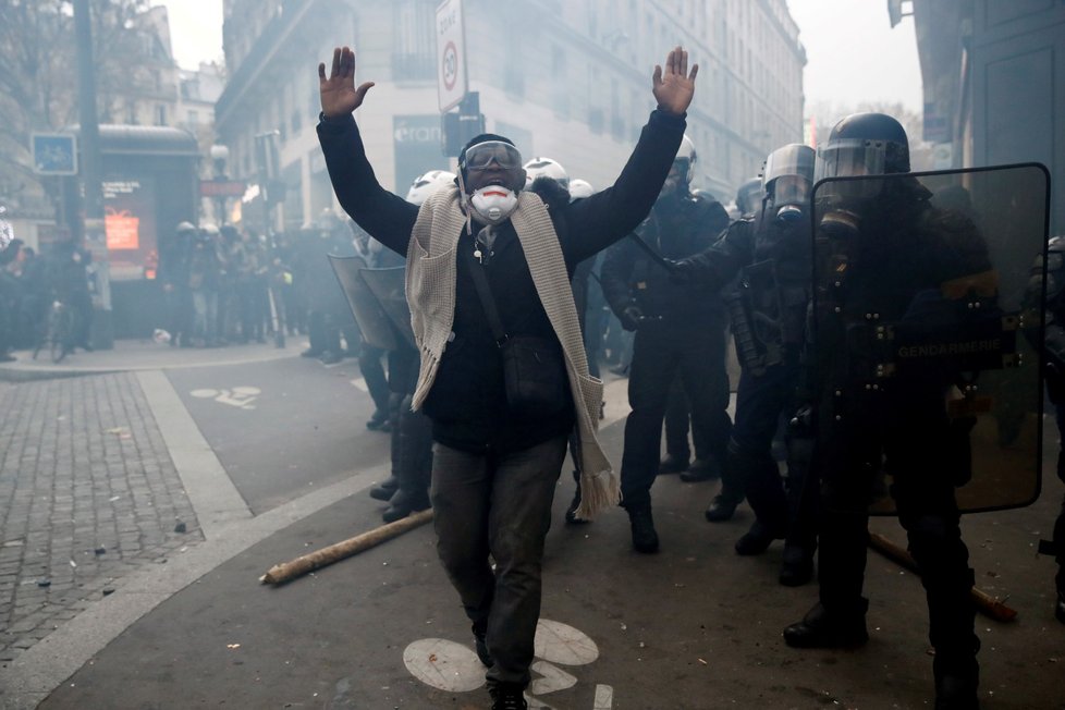 Ve Francii proti reformě důchodů protestovalo přes 500 tisíc lidí (5. 12. 2019)