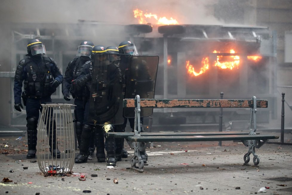 Ve Francii proti reformě důchodů protestovalo přes 500 tisíc lidí (5. 12. 2019)