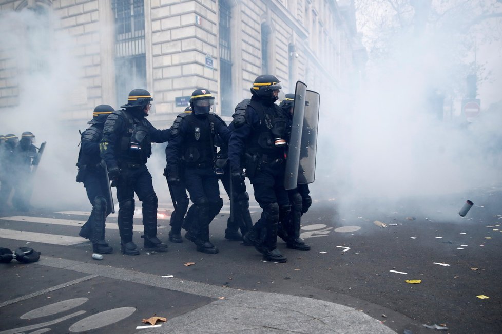 Ve Francii proti reformě důchodů protestovalo přes 500 tisíc lidí (5. 12. 2019)