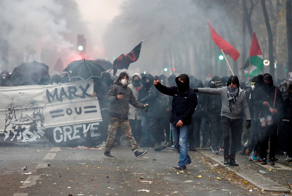 Ve Francii proti reformě důchodů protestovalo přes 500 tisíc lidí (5. 12. 2019)