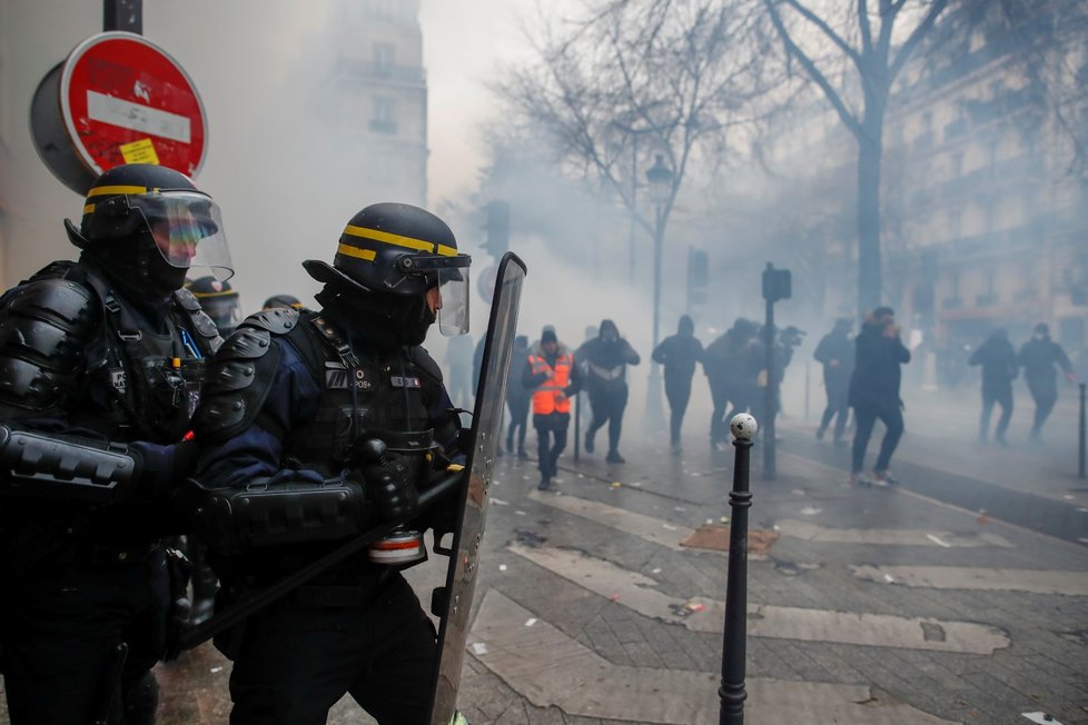 Ve Francii proti reformě důchodů protestovalo přes 500 tisíc lidí (5. 12. 2019)