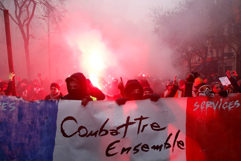 Ve Francii proti reformě důchodů protestovalo přes 500 tisíc lidí (5. 12. 2019)