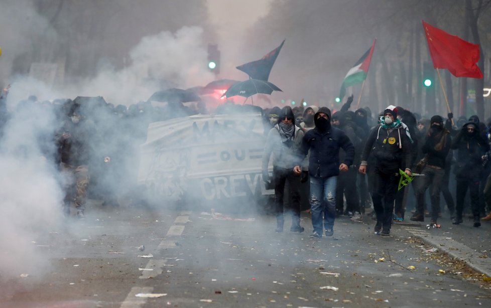 Ve Francii proti reformě důchodů protestovalo přes 500 tisíc lidí (5. 12. 2019)