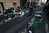 Pařížští popeláři končí se stávkou. Uklidí tisíce tun odpadků, lidi už obtěžovaly krysy