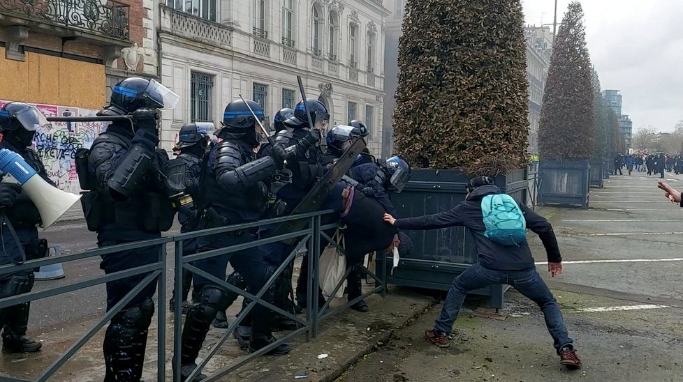 Násilné protesty ve Francii