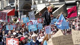 Protesty proti vládě prezidenta Macrona.