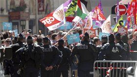 Protesty proti vládě prezidenta Macrona.