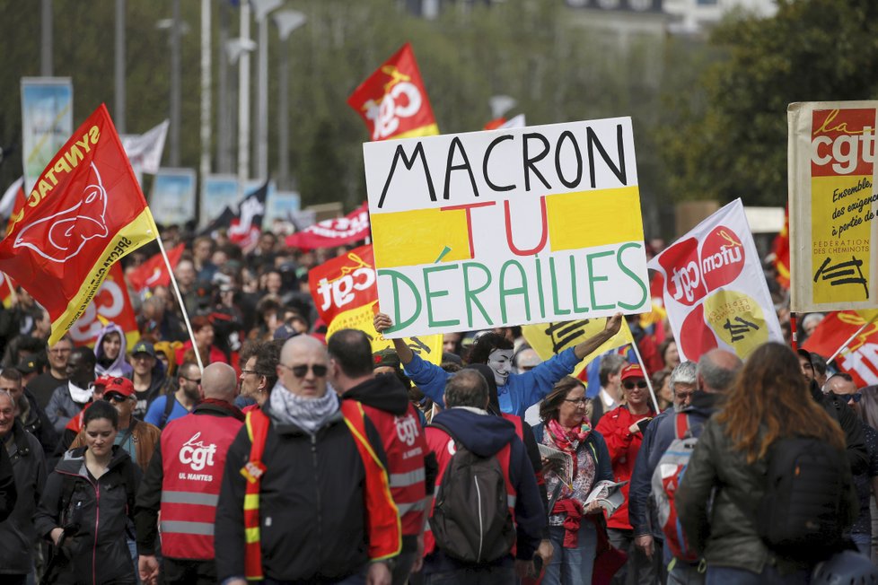 Protesty proti vládě prezidenta Macrona.