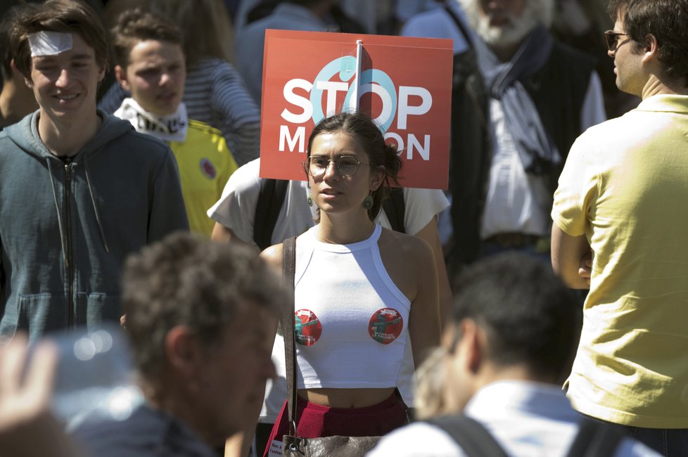 Protesty proti vládě prezidenta Macrona.