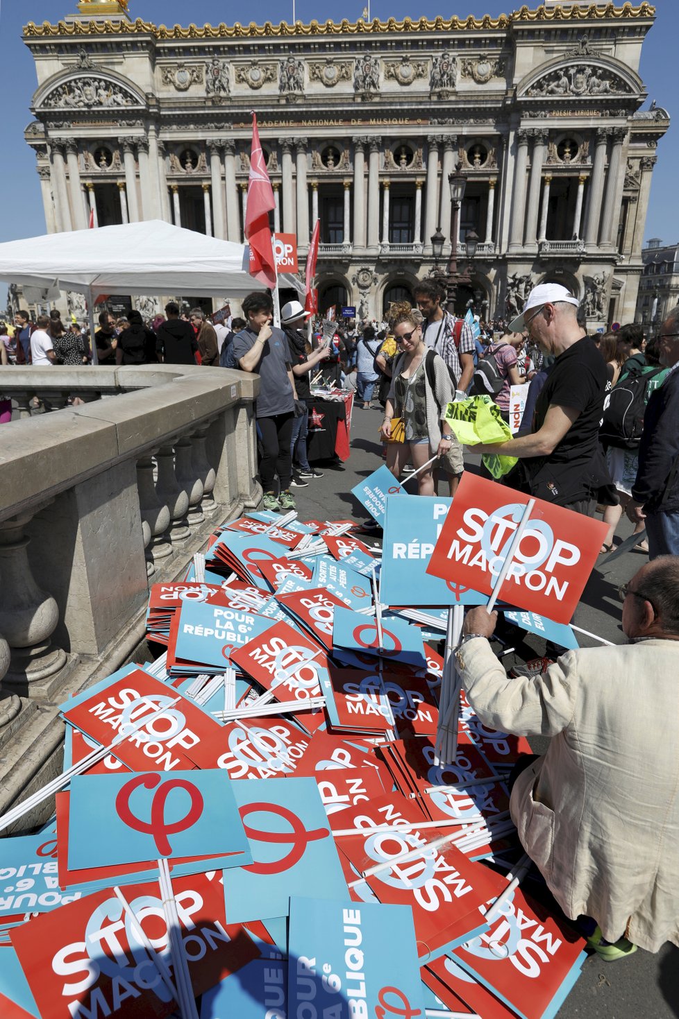 Protesty proti vládě prezidenta Macrona.