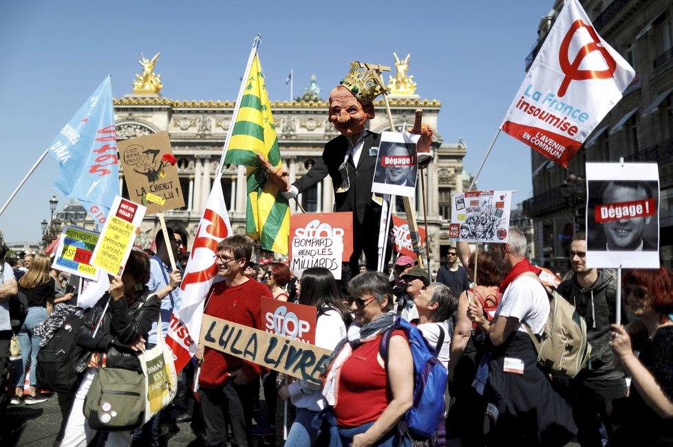 Protesty proti vládě prezidenta Macrona.