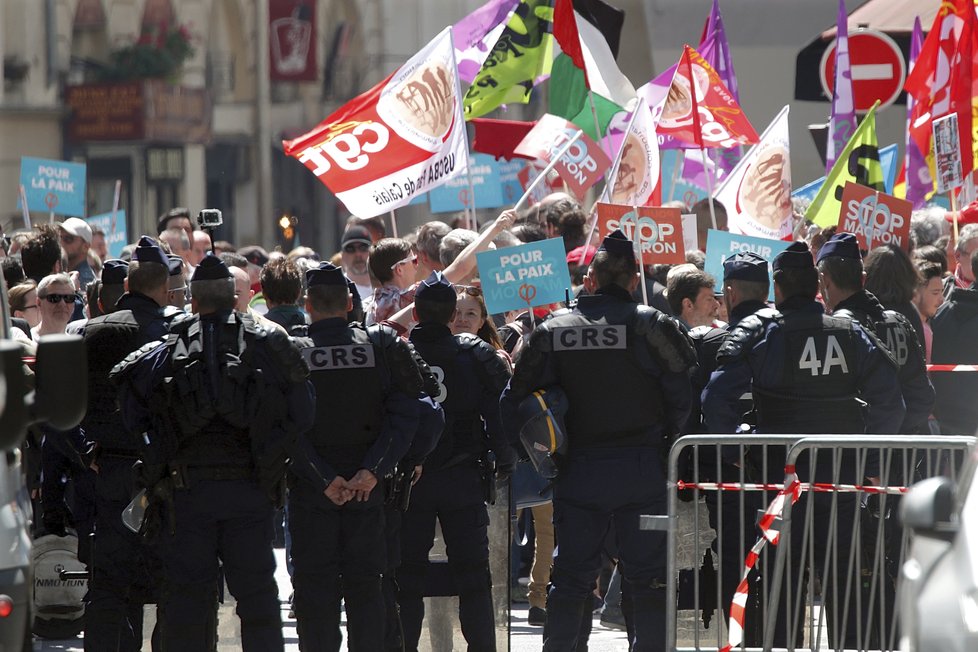 Protesty proti vládě prezidenta Macrona.