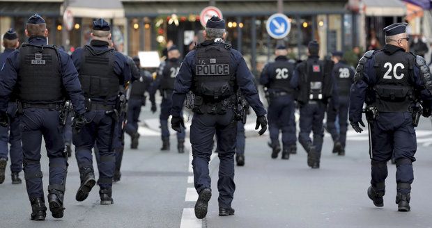 „Macron si nás nekoupí,“ vzkazuje policie. K protestům žlutých vest se přidají i modré?