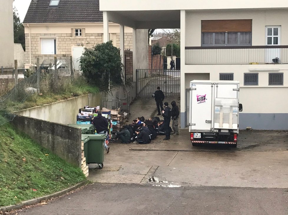 153 studentů včetně dvanáctiletých školáků bylo zatčeno na lyceu nedaleko Paříže.