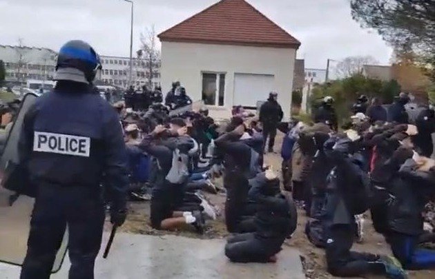 153 studentů včetně dvanáctiletých školáků bylo zatčeno na lyceu nedaleko Paříže.