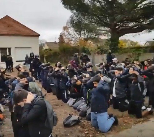 153 studentů včetně dvanáctiletých školáků bylo zatčeno na lyceu nedaleko Paříže.