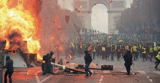 Francii to nejhorší možná teprve čeká. V sobotu se střetnou dvě „armády“