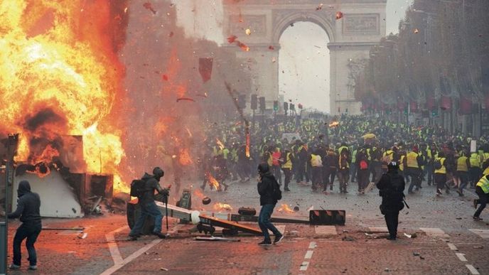 Do protestů ve Francii se zapojili i středoškoláci.