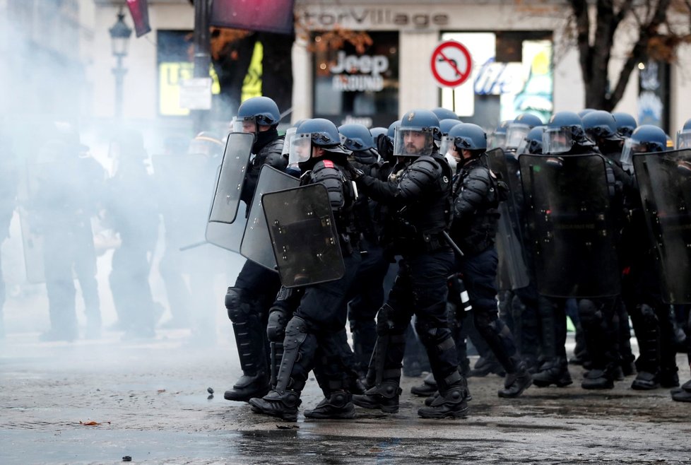 Protesty pro zdražování pohonných hmot ve Francii (24.11.2018)