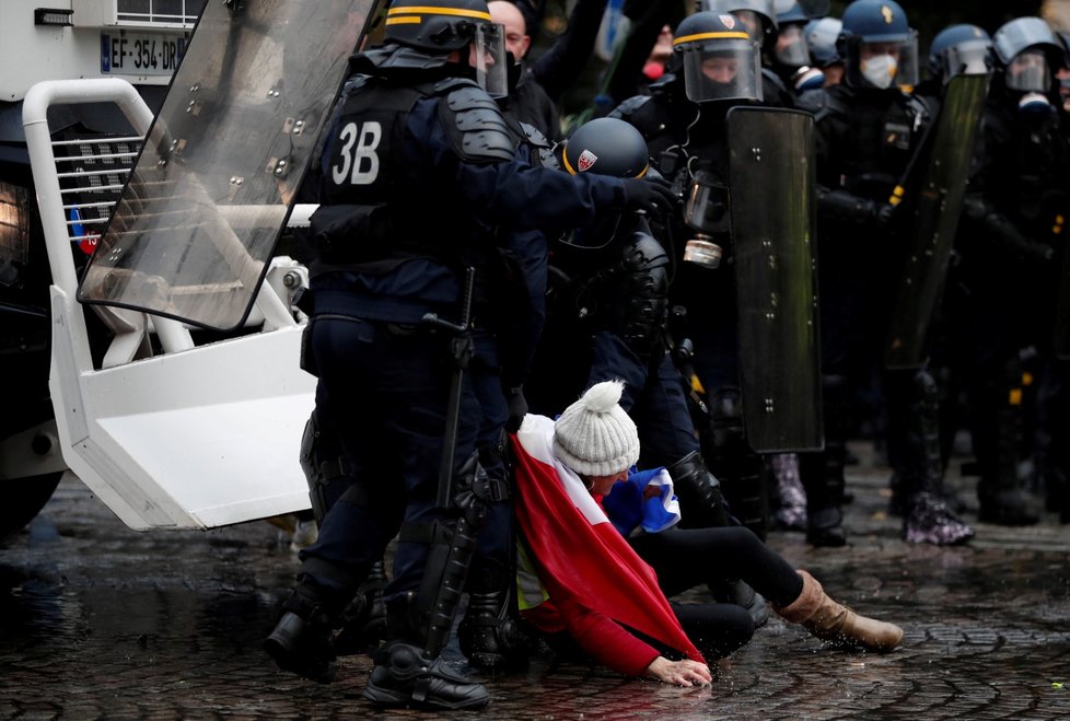 Protesty pro zdražování pohonných hmot ve Francii (24.11.2018)