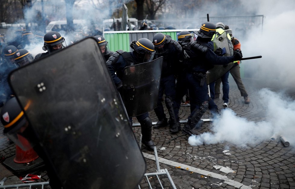 I přes zákaz demonstrací na pařížské třídě Champs-Elysées se tu několik stovek lidí domáhá Macronovy demise. Média hlásí první potyčky a slzný plyn.