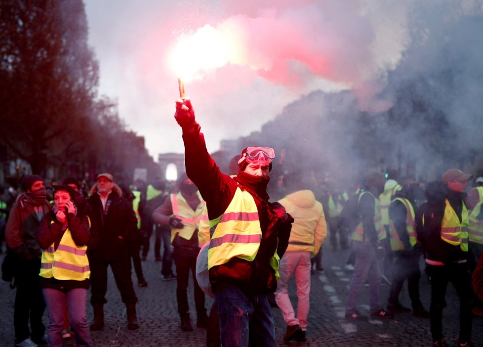 I přes zákaz demonstrací na pařížské třídě Champs-Elysées se tu několik stovek lidí domáhá Macronovy demise. Média hlásí první potyčky a slzný plyn.