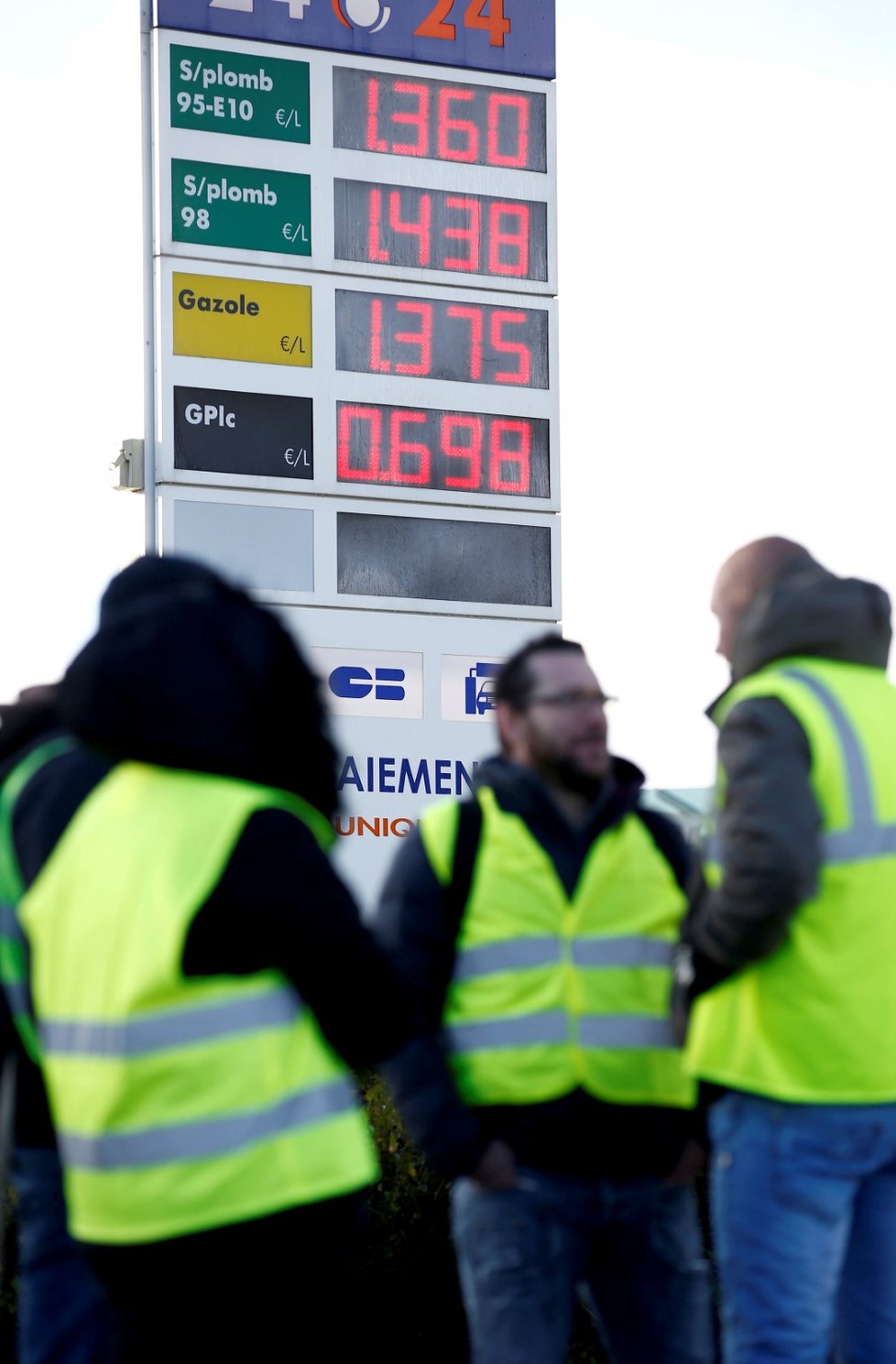 I přes zákaz demonstrací na pařížské třídě Champs-Elysées se tu několik stovek lidí domáhá Macronovy demise. Média hlásí první potyčky a slzný plyn.