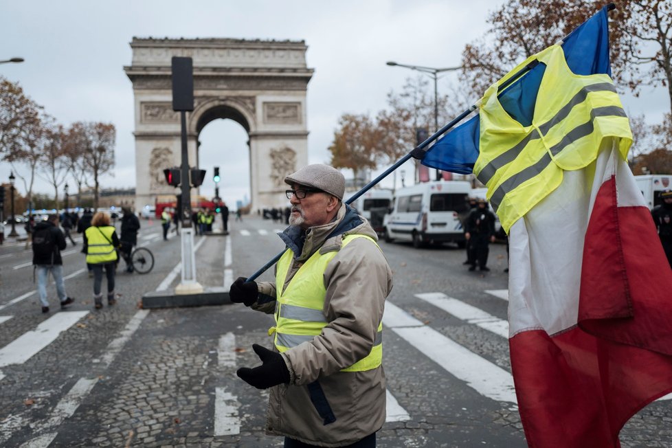 I přes zákaz demonstrací na pařížské třídě Champs-Elysées se tu několik stovek lidí domáhá Macronovy demise. Média hlásí první potyčky a slzný plyn.