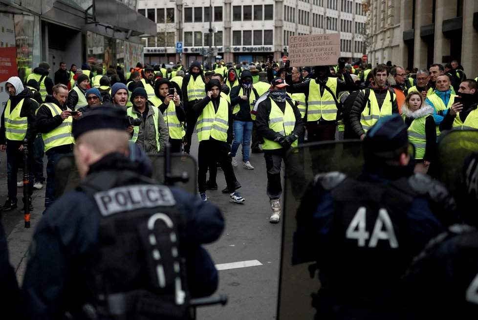 I přes zákaz demonstrací na pařížské třídě Champs-Elysées se tu několik stovek lidí domáhá Macronovy demise. Média hlásí první potyčky a slzný plyn.