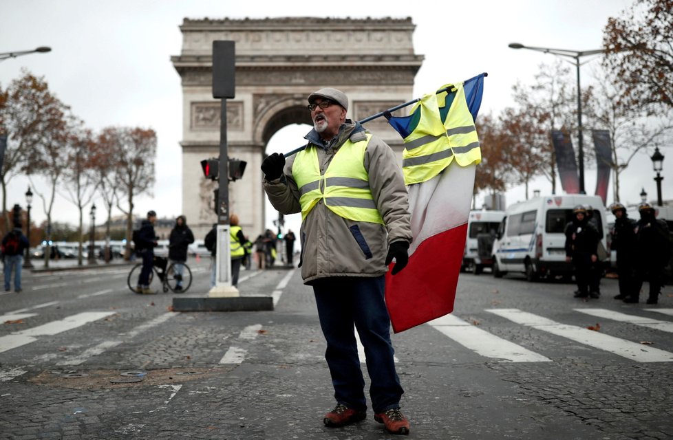 I přes zákaz demonstrací na pařížské třídě Champs-Elysées se tu několik stovek lidí domáhá Macronovy demise. Média hlásí první potyčky a slzný plyn.
