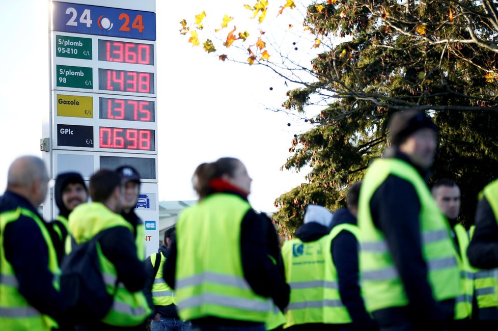 I přes zákaz demonstrací na pařížské třídě Champs-Elysées se tu několik stovek lidí domáhá Macronovy demise. Média hlásí první potyčky a slzný plyn.