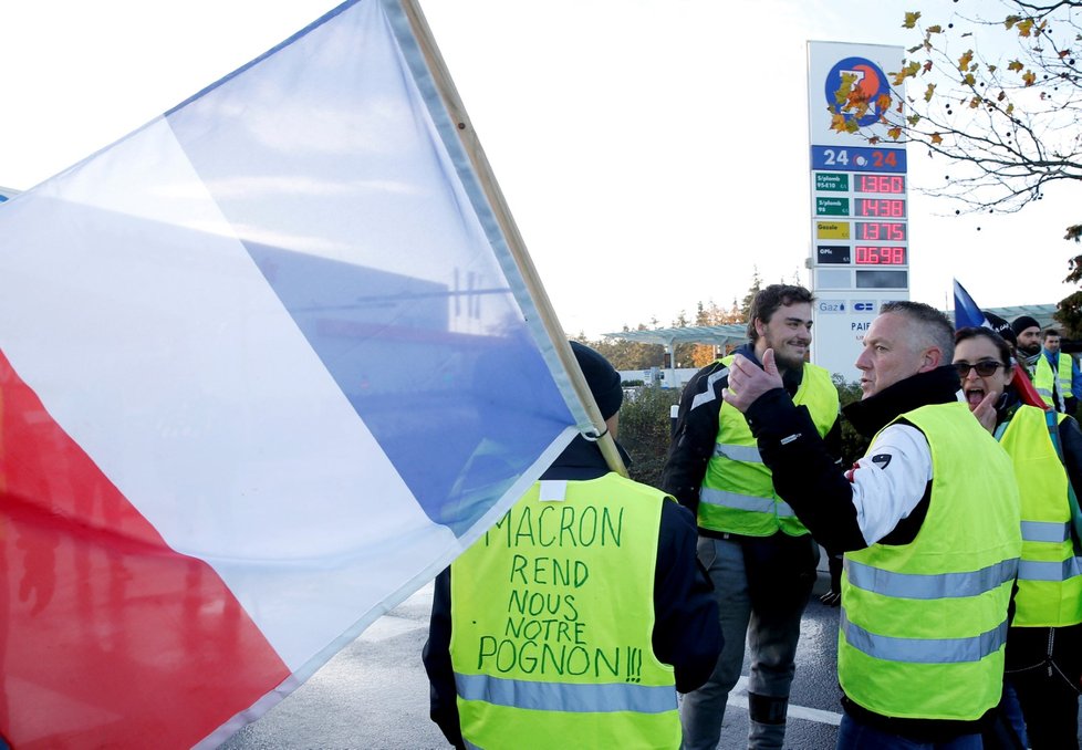 I přes zákaz demonstrací na pařížské třídě Champs-Elysées se tu několik stovek lidí domáhá Macronovy demise. Média hlásí první potyčky a slzný plyn.