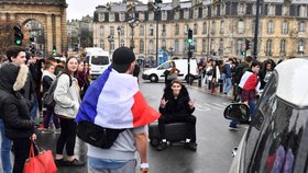 Do protestů ve Francii se zapojili i středoškoláci.