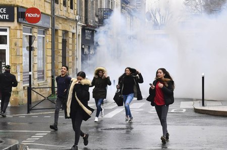 Do protestů ve Francii se zapojili i středoškoláci. Někteří z nich se dostali do střetu s policisty, kteří proti nim použili slzný plyn.