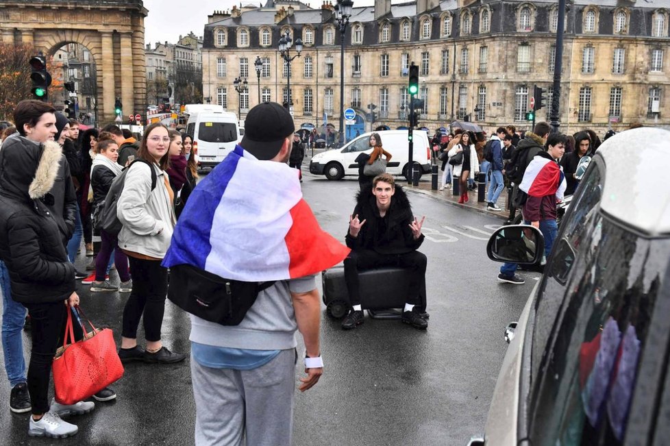 Do protestů ve Francii se zapojili i středoškoláci.