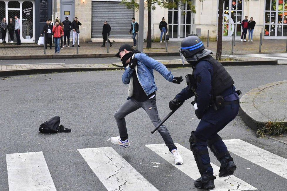 Do protestů ve Francii se zapojili i středoškoláci.