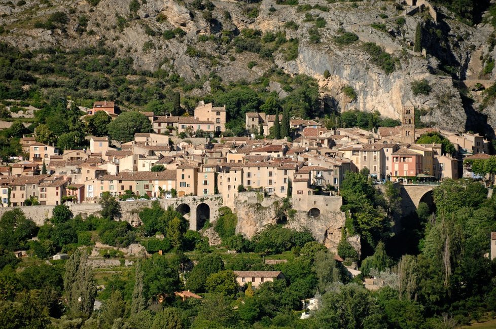 V Moustiers - Sainte Marie šplhají domy jakoby po skalách.