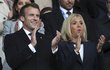 Prezident Emmanuel Macron s manželkou Brigitte na fotbale.