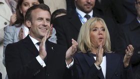 Prezident Emmanuel Macron s manželkou Brigitte na fotbale.