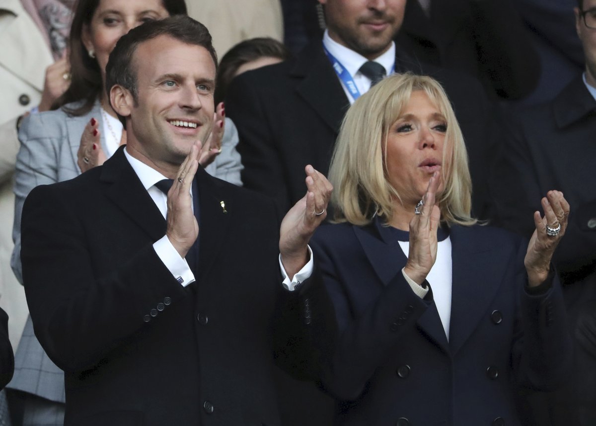 Prezident Emmanuel Macron s manželkou Brigitte na fotbale.