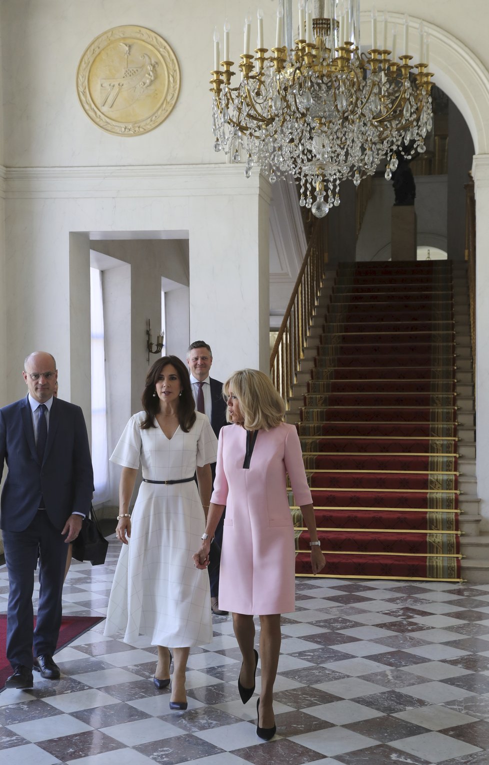 První dáma Francie Brigitte Macronová hostila dánskou korunní princeznu Mary.