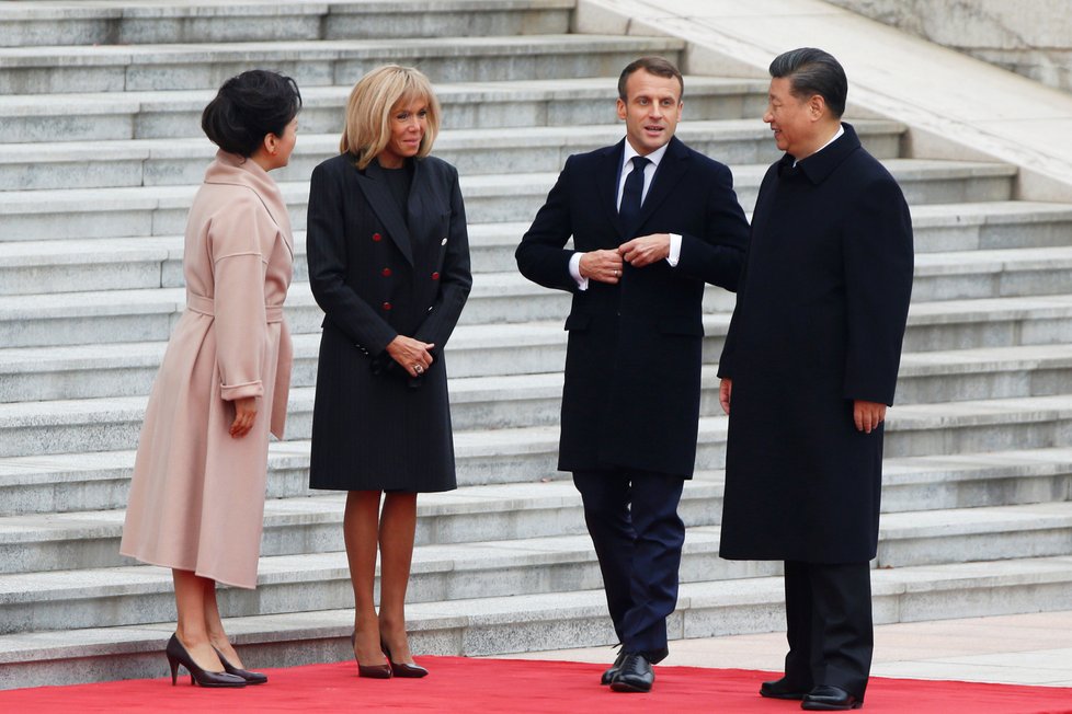 Macronovi na oficiální návštěvě Číny. Na snímku s prezidentem Si Ťin-pchingem a jeho manželkou.