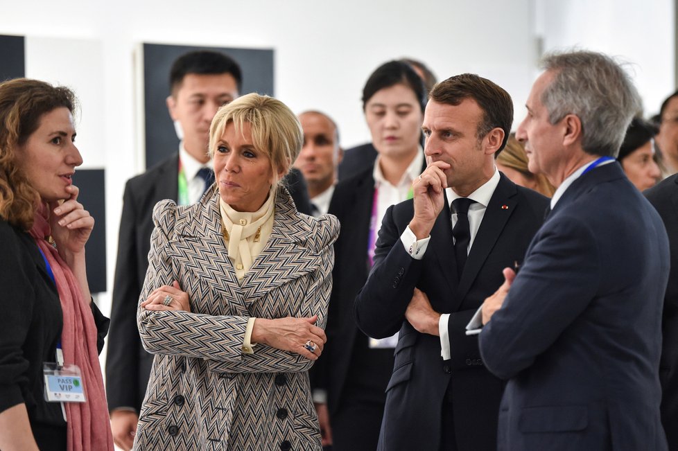 Prezident Emmanuel Macron s manželkou Brigitte.