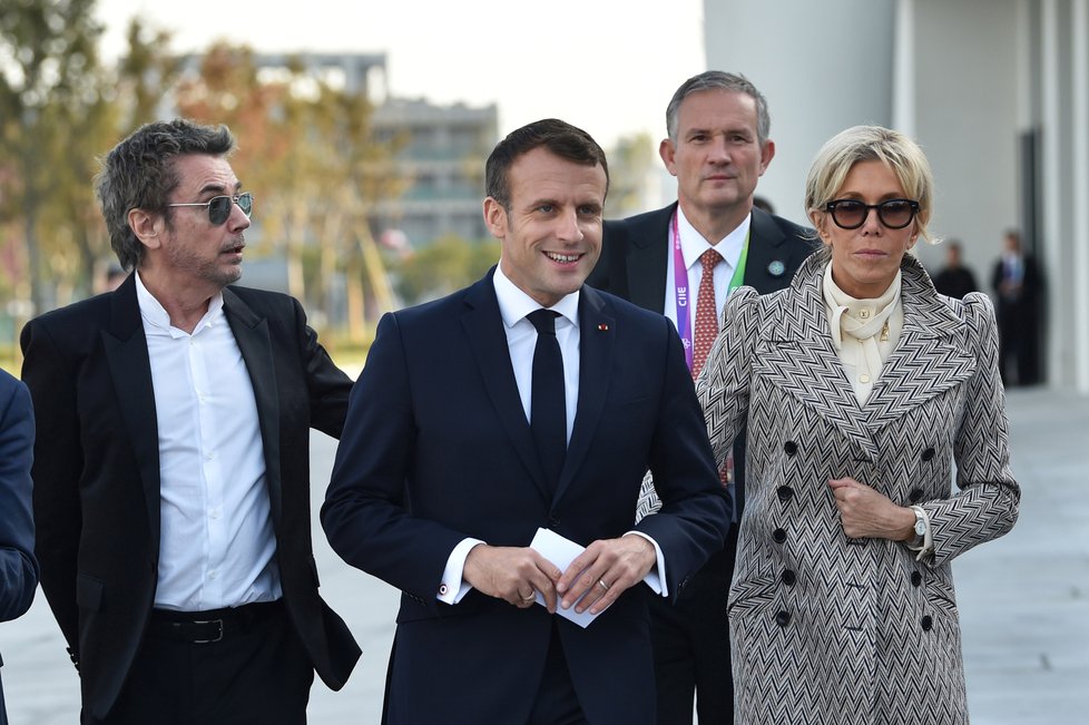 Prezident Emmanuel Macron s manželkou Brigitte.