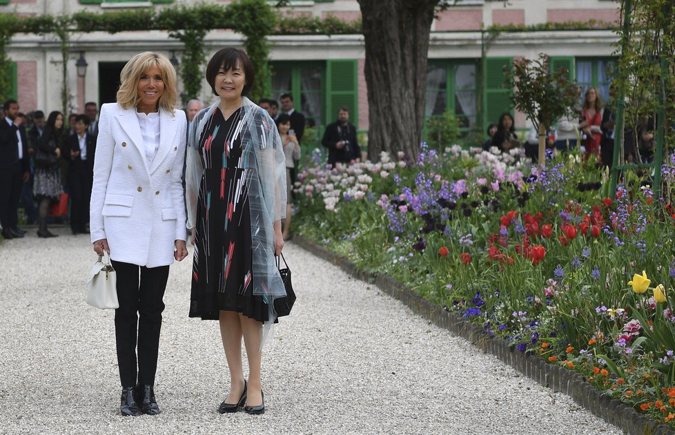 První dáma Francie Brigitte Macronová s manželkou japonského premiérka Šinza Abeho.