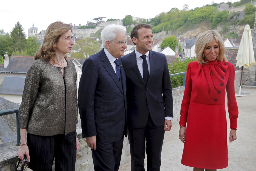 Francouzský prezident Emmanuel Macron s manželkou Brigitte, na snímku s italským prezidentem Mattarellou a jeho dcerou.