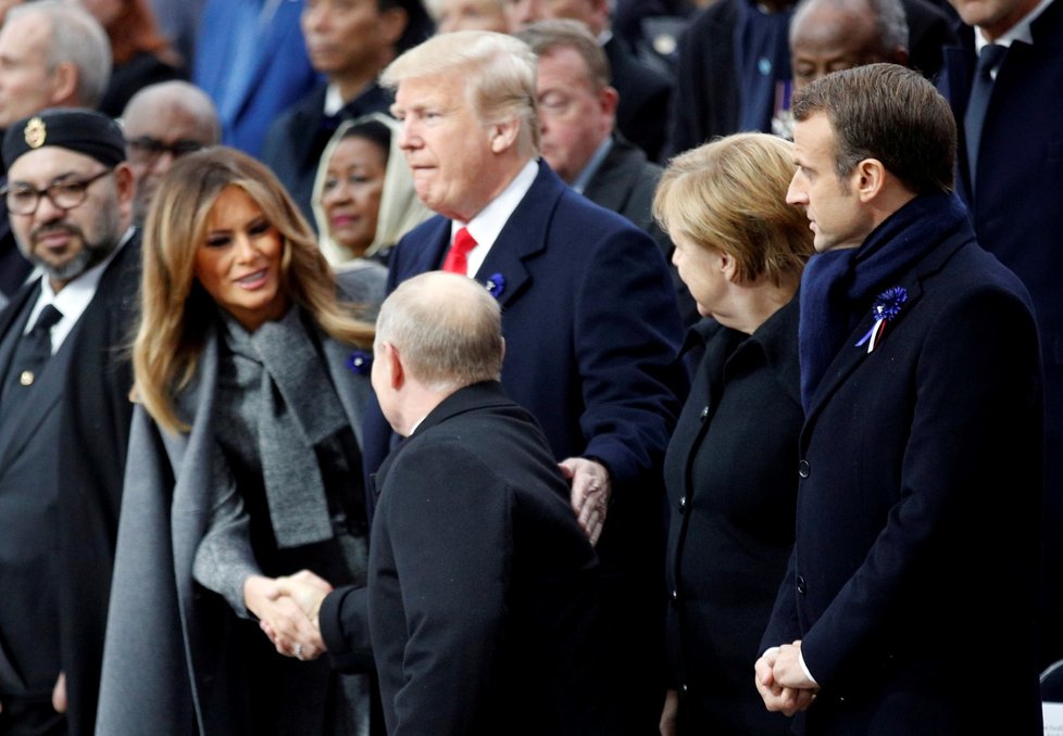 První dáma USA Melania Trump se zdraví s ruským prezidentem Vladimirem Putinem